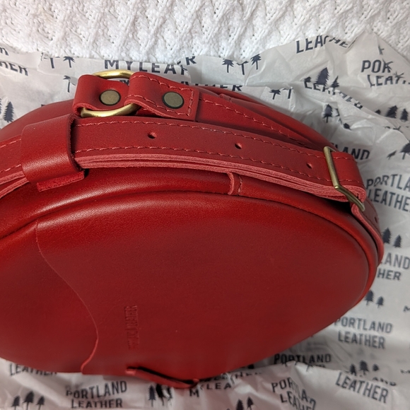 Portland Leather Red Round Crossbody Bag - Picture 4 of 5